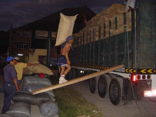 Chargement du camion en route pour Lima